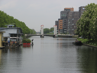 905309 Gezicht over het Merwedekanaal te Utrecht, vanaf de Noordersluis, met op de achtergrond de Liesboschbrug.